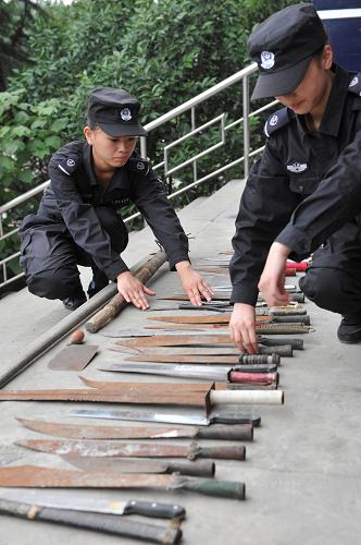 在貴州省六盤水市鐘山區(qū)公安局特巡警大隊,兩名警務助理在清理近期收繳的管制刀具(6月9日攝)。 貴州省六盤水市公安局為實現(xiàn)“打擊犯罪更徹底、服務百姓更直接”的目標,在全國率先提出“警務助理”的理念并付諸于實踐,極大地緩解了因警力不足帶來的警務工作壓力。 從2010年10月開始,六盤水市由市、縣(區(qū))財政每年出資近6000萬元,新設立949個警務室,在全市復退軍人和大專院校畢業(yè)生中招聘了1967名警務助理,這些警務助理在正式民警的帶領下開展治安巡防和基層警務工作,取得顯著成效,確保了一方平安。 據了解,“警務助理”模式正式推行以來,全市特巡警務助理和駐村警務助理在正式民警的帶領下,共協(xié)助抓獲各類違法犯罪嫌疑人2700余人,查(破)獲各類治安、刑事案件近千起,市民滿意度大幅提高,各類治安、刑事案件同比下降23%。 新華社記者 楊楹 攝