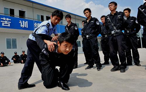 在貴州省六盤水市水城縣公安局特巡警大隊,多名警務助理在接受擒拿格斗輪訓(6月9日攝)。 貴州省六盤水市公安局為實現(xiàn)“打擊犯罪更徹底、服務百姓更直接”的目標,在全國率先提出“警務助理”的理念并付諸于實踐,極大地緩解了因警力不足帶來的警務工作壓力。 從2010年10月開始,六盤水市由市、縣(區(qū))財政每年出資近6000萬元,新設立949個警務室,在全市復退軍人和大專院校畢業(yè)生中招聘了1967名警務助理,這些警務助理在正式民警的帶領下開展治安巡防和基層警務工作,取得顯著成效,確保了一方平安。 據了解,“警務助理”模式正式推行以來,全市特巡警務助理和駐村警務助理在正式民警的帶領下,共協(xié)助抓獲各類違法犯罪嫌疑人2700余人,查(破)獲各類治安、刑事案件近千起,市民滿意度大幅提高,各類治安、刑事案件同比下降23%。 新華社記者 楊楹 攝