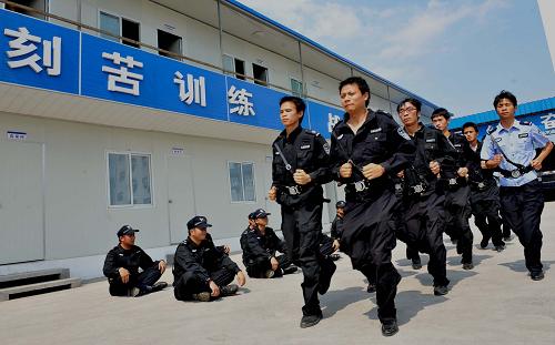 在貴州省六盤水市水城縣公安局特巡警大隊,多名警務助理在接受隊列輪訓(6月9日攝)。 貴州省六盤水市公安局為實現(xiàn)“打擊犯罪更徹底、服務百姓更直接”的目標,在全國率先提出“警務助理”的理念并付諸于實踐,極大地緩解了因警力不足帶來的警務工作壓力。 從2010年10月開始,六盤水市由市、縣(區(qū))財政每年出資近6000萬元,新設立949個警務室,在全市復退軍人和大專院校畢業(yè)生中招聘了1967名警務助理,這些警務助理在正式民警的帶領下開展治安巡防和基層警務工作,取得顯著成效,確保了一方平安。 據了解,“警務助理”模式正式推行以來,全市特巡警務助理和駐村警務助理在正式民警的帶領下,共協(xié)助抓獲各類違法犯罪嫌疑人2700余人,查(破)獲各類治安、刑事案件近千起,市民滿意度大幅提高,各類治安、刑事案件同比下降23%。 新華社記者 楊楹 攝