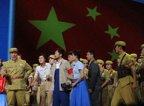 6月18日,演員在人民大會堂內(nèi)排練歌舞《沒有共產(chǎn)黨就沒有新中國》。 慶祝中國共產(chǎn)黨成立90周年文藝晚會“我們的旗幟”創(chuàng)排工作自2010年3月啟動,目前演職人員正在人民大會堂進(jìn)行排練,并將于6月底上演。 新華社記者 金良快 攝