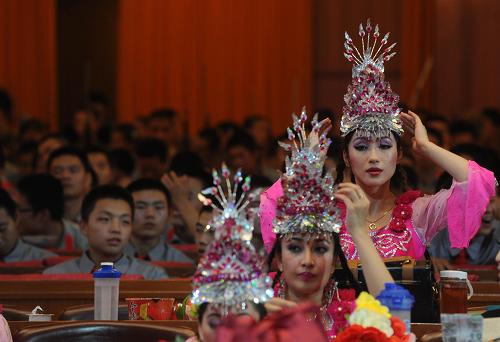6月18日,演員在人民大會堂內(nèi)整理服飾。 慶祝中國共產(chǎn)黨成立90周年文藝晚會“我們的旗幟”創(chuàng)排工作自2010年3月啟動,目前演職人員正在人民大會堂進(jìn)行排練,并將于6月底上演。 新華社記者 金良快 攝
