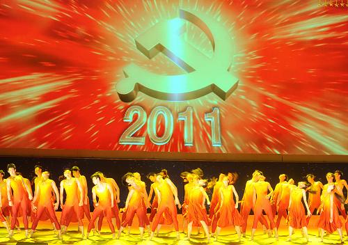6月18日,演員在人民大會堂內(nèi)排練舞蹈《鮮紅的黨旗》。 慶祝中國共產(chǎn)黨成立90周年文藝晚會“我們的旗幟”創(chuàng)排工作自2010年3月啟動,目前演職人員正在人民大會堂進(jìn)行排練,并將于6月底上演。 新華社記者 金良快 攝