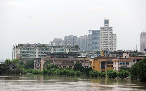 6月20日,蘭江水位已經(jīng)漫過市區(qū)部分堤岸。 6月19日晚至20日晨,蘭江流域再遇強降雨。6月20日8時,錢塘江干流洪峰到達蘭溪,洪峰水位33.75米,為1955年以來最高水位。省防指決定啟動錢塘江干流防御特大型洪水方案,蘭溪市委、市政府發(fā)出緊急動員令,蘭溪市已進入緊急防汛期。 新華社記者 徐昱 攝
