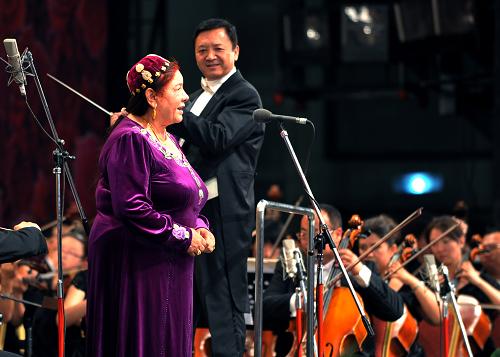 新疆舉辦紀念建黨90周年音樂會《花兒為什么這樣紅》 國家一級演員帕夏·依夏正在演唱歌曲《解放的時代》(6月29日攝)。 6月29日晚,紀念中國共產(chǎn)黨成立90周年音樂會《花兒為什么這樣紅》在新疆人民會堂上演。整場演出內(nèi)容豐富,風格多樣,讓現(xiàn)場近千名觀眾享受了一場高品位的音樂盛宴。 新華社記者 王菲 攝