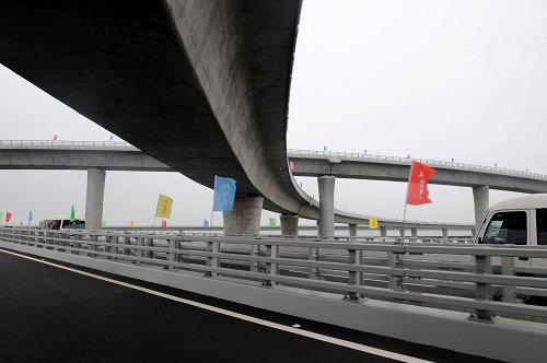 6月30日,汽車行駛在青島膠州灣大橋上。 當(dāng)日,青島膠州灣大橋正式通車,這是我國北方冰凍海域首座特大型橋梁集群工程,是國道主干線青島至蘭州高速公路的起點(diǎn)段,大橋全長36.48公里,是目前世界上已建成的最長的跨海大橋。大橋起于青島市東部高科園,跨越膠州灣,在黃島側(cè)與已建成的濟(jì)青南線順接,使青島、黃島和紅島實(shí)現(xiàn)“品”字形連接。大橋?yàn)殡p向六車道高速公路兼城市快速路八車道,設(shè)計(jì)行車速度80公里每小時(shí),橋梁寬度35米,設(shè)計(jì)基準(zhǔn)期100年。 新華社記者 范長國 攝