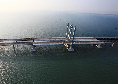 青島膠州灣大橋紅島航道橋鳥瞰(6月29日攝)。 6月30日,青島膠州灣大橋正式通車,這是我國北方冰凍海域首座特大型橋梁集群工程,是國道主干線青島至蘭州高速公路的起點(diǎn)段,大橋全長36.48公里,是目前世界上已建成的最長的跨海大橋。大橋起于青島市東部高科園,跨越膠州灣,在黃島側(cè)與已建成的濟(jì)青南線順接,使青島、黃島和紅島實(shí)現(xiàn)“品”字形連接。大橋?yàn)殡p向六車道高速公路兼城市快速路八車道,設(shè)計(jì)行車速度80公里每小時(shí),橋梁寬度35米,設(shè)計(jì)基準(zhǔn)期100年。 新華社發(fā)