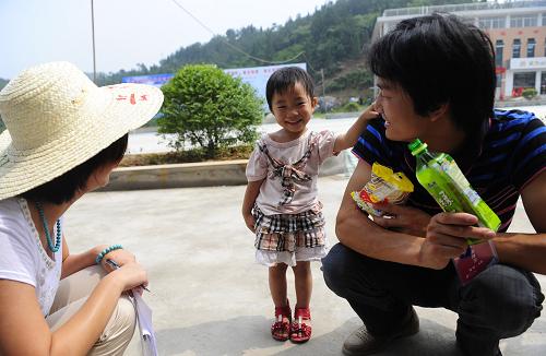 南水北調(diào)湖北庫區(qū)移民內(nèi)安搬遷正式啟動 6月30日,湖北省武當山特區(qū)2歲多的小移民薛玉飛(中)與爸爸在移民新村的街道上。 當日,湖北省正式啟動南水北調(diào)中線工程丹江口庫區(qū)第一批內(nèi)安移民搬遷,武當山特區(qū)的289戶1213名內(nèi)安移民順利搬遷入住該區(qū)太極湖辦事處石家莊村大屋場等3個移民新村。 南水北調(diào)中線工程丹江口大壩加高工程淹沒影響涉及到湖北省的5個縣市區(qū),29個鄉(xiāng)鎮(zhèn),動遷人口超過18萬人。繼去年全面完成7.7萬人外遷任務后,今年將基本完成10多萬人的內(nèi)安搬遷。 新華社記者 郝同前 攝