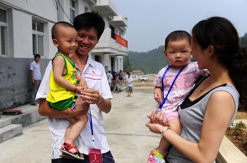 6月30日,湖北省武當山特區(qū)移民李均(左)抱著兒子李霖坤在移民新村的街道上與妹妹聊天。 當日,湖北省正式啟動南水北調(diào)中線工程丹江口庫區(qū)第一批內(nèi)安移民搬遷,武當山特區(qū)的289戶1213名內(nèi)安移民順利搬遷入住該區(qū)太極湖辦事處石家莊村大屋場等3個移民新村。 南水北調(diào)中線工程丹江口大壩加高工程淹沒影響涉及到湖北省的5個縣市區(qū),29個鄉(xiāng)鎮(zhèn),動遷人口超過18萬人。繼去年全面完成7.7萬人外遷任務后,今年將基本完成10多萬人的內(nèi)安搬遷。 新華社記者 郝同前 攝