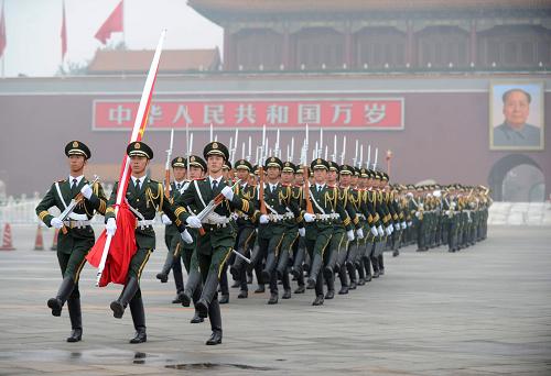 天安門廣場舉行“七一”升旗儀式 7月1日,國旗護衛(wèi)隊?wèi)?zhàn)士護送國旗走向升旗臺。 當(dāng)日,來自全國各地的數(shù)萬名群眾匯聚北京天安門廣場,觀看隆重的升旗儀式,紀念中國共產(chǎn)黨成立90周年。 新華社記者 羅曉光 攝