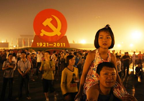 7月1日,一位小朋友騎在家長的肩上等待升旗儀式開始。 當(dāng)日,來自全國各地的數(shù)萬名群眾匯聚北京天安門廣場,觀看隆重的升旗儀式,紀念中國共產(chǎn)黨成立90周年。 新華社發(fā)(李方宇 攝)