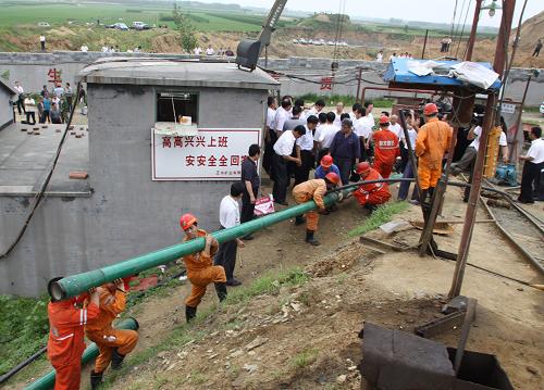 7月11日,救援人員在濰坊市峽山區(qū)正東礦業(yè)有限公司鋪設(shè)排水管道。 7月10日晚11時左右,濰坊市峽山區(qū)正東礦業(yè)有限公司發(fā)生井下透水事故。經(jīng)初步查明,事故發(fā)生時井下有28人現(xiàn)場作業(yè),后有7人安全升井,截至11日8時30分,仍有21人被困井下。 新華社發(fā)(孫樹寶 攝)