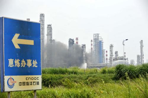 惠州大亞灣石化區(qū)煉油廠火災現場明火已撲滅 無人員傷亡 7月11日上午,火災現場明火已撲滅,消防車仍在現場。 7月11日凌晨4時10分,大亞灣石化區(qū)中海石油煉化有限責任公司惠州煉油分公司運行三部400單元的重整生成油塔底泵機械密封泄漏著火。 火災發(fā)生后,惠州煉油消防隊、大亞灣消防隊、石化物流消防隊、中海殼牌消防隊等40余輛消防車參加救援,溢油響應也隨即啟動。 截至上午9點,惠州煉油分公司運行三部400單元明火已撲滅,事故無人員傷亡,無油品外溢,所有消防水已引入事故監(jiān)控池,廠區(qū)各套環(huán)保設施運轉正常,裝置現場整體可控。 新華社記者 陳曄華 攝
