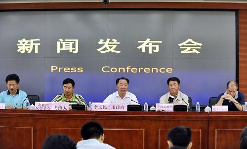 這是在大亞灣區(qū)管委會召開的新聞發(fā)布會(7月11日攝)。 7月11日凌晨4時10分,大亞灣石化區(qū)中海石油煉化有限責任公司惠州煉油分公司運行三部400單元的重整生成油塔底泵機械密封泄漏著火。 火災發(fā)生后,惠州煉油消防隊、大亞灣消防隊、石化物流消防隊、中海殼牌消防隊等40余輛消防車參加救援,溢油響應也隨即啟動。 截至上午9點,惠州煉油分公司運行三部400單元明火已撲滅,事故無人員傷亡,無油品外溢,所有消防水已引入事故監(jiān)控池,廠區(qū)各套環(huán)保設施運轉正常,裝置現場整體可控。 新華社記者 陳曄華 攝