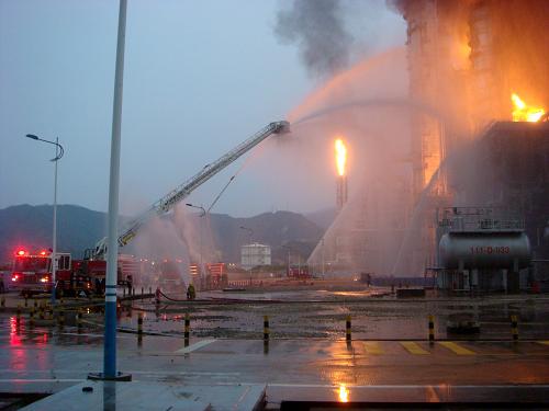 7月11日,消防車輛在惠州大亞灣石化區(qū)中海油惠州煉油廠區(qū)進行撲救。 7月11日凌晨4時10分,大亞灣石化區(qū)中海石油煉化有限責任公司惠州煉油分公司運行三部400單元的重整生成油塔底泵機械密封泄漏著火。 火災發(fā)生后,惠州煉油消防隊、大亞灣消防隊、石化物流消防隊、中海殼牌消防隊等40余輛消防車參加救援,溢油響應也隨即啟動。 截至上午9點,惠州煉油分公司運行三部400單元明火已撲滅,事故無人員傷亡,無油品外溢,所有消防水已引入事故監(jiān)控池,廠區(qū)各套環(huán)保設施運轉正常,裝置現場整體可控。 新華社發(fā)
