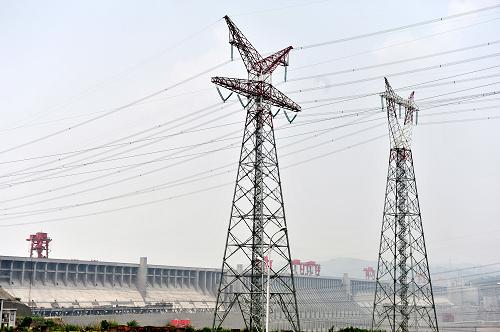 三峽電站上半年發(fā)電319億千瓦時(shí) 同比增長(zhǎng)7% 三峽大壩及三峽電站外送輸電線(xiàn)路(7月19日拍攝)。 中國(guó)長(zhǎng)江電力股份有限公司日前發(fā)布消息稱(chēng),截至2011年6月30日,長(zhǎng)江電力上半年總發(fā)電量約390.84億千瓦時(shí),較上年同期增加6.46%。其中,三峽電站完成發(fā)電量約319.16億千瓦時(shí),較上年同期增加7.26%;葛洲壩電站完成發(fā)電量約71.68億千瓦時(shí),較上年同期增加3.06%。 新華社發(fā)(王輝富 攝)