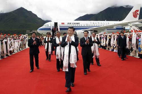 習(xí)近平抵達(dá)西藏林芝 7月21日,中共中央政治局常委、國(guó)家副主席、中央軍委副主席、中央代表團(tuán)團(tuán)長(zhǎng)習(xí)近平乘專機(jī)抵達(dá)西藏林芝地區(qū)。 新華社記者 蘭紅光 攝