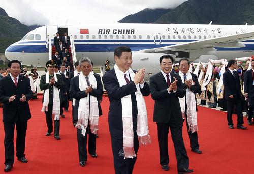 7月21日,中共中央政治局常委、國(guó)家副主席、中央軍委副主席、中央代表團(tuán)團(tuán)長(zhǎng)習(xí)近平乘專機(jī)抵達(dá)西藏林芝地區(qū)。 新華社記者 蘭紅光 攝