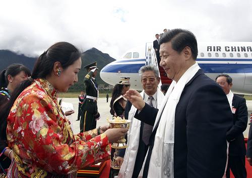 7月21日,中共中央政治局常委、國(guó)家副主席、中央軍委副主席、中央代表團(tuán)團(tuán)長(zhǎng)習(xí)近平乘專機(jī)抵達(dá)西藏林芝地區(qū)。 新華社記者 蘭紅光 攝