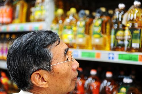 食用油價(jià)格穩(wěn)中略漲 7月21日,一位顧客在青島一超市內(nèi)選購食用油。 近期,隨著去年年底開始執(zhí)行的食用油限價(jià)令的解除,民眾普遍認(rèn)為這將是食用油漲價(jià)的信號(hào)。據(jù)新華社全國農(nóng)副產(chǎn)品和農(nóng)資價(jià)格行情系統(tǒng)監(jiān)測,與前一日相比,7月20日,食用油、成品糧價(jià)格穩(wěn)中有漲。對(duì)于食用油即將漲價(jià)的傳聞,國家發(fā)改委7月15日曾回應(yīng)稱,下半年小包裝食用油價(jià)格出現(xiàn)上漲的預(yù)期,其實(shí)并不像大家想象的那么強(qiáng)烈,即便是上漲也只會(huì)是很小幅度地上漲,整個(gè)市場相對(duì)比較穩(wěn)定。 新華社記者 李紫恒 攝
