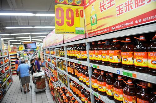 7月21日,顧客在青島一超市內(nèi)選購食用油。 近期,隨著去年年底開始執(zhí)行的食用油限價(jià)令的解除,民眾普遍認(rèn)為這將是食用油漲價(jià)的信號(hào)。據(jù)新華社全國農(nóng)副產(chǎn)品和農(nóng)資價(jià)格行情系統(tǒng)監(jiān)測,與前一日相比,7月20日,食用油、成品糧價(jià)格穩(wěn)中有漲。對(duì)于食用油即將漲價(jià)的傳聞,國家發(fā)改委7月15日曾回應(yīng)稱,下半年小包裝食用油價(jià)格出現(xiàn)上漲的預(yù)期,其實(shí)并不像大家想象的那么強(qiáng)烈,即便是上漲也只會(huì)是很小幅度地上漲,整個(gè)市場相對(duì)比較穩(wěn)定。 新華社記者 李紫恒 攝