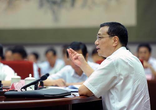 7月20日,中共中央政治局常委、國(guó)務(wù)院副總理李克強(qiáng)同省部級(jí)領(lǐng)導(dǎo)干部住房保障與房地產(chǎn)市場(chǎng)調(diào)控專題研討班學(xué)員進(jìn)行座談。 新華社記者李濤攝