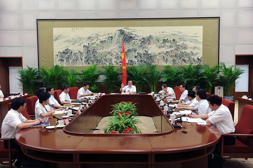 7月20日,中共中央政治局常委、國(guó)務(wù)院副總理李克強(qiáng)同省部級(jí)領(lǐng)導(dǎo)干部住房保障與房地產(chǎn)市場(chǎng)調(diào)控專題研討班學(xué)員進(jìn)行座談。 新華社記者李濤攝