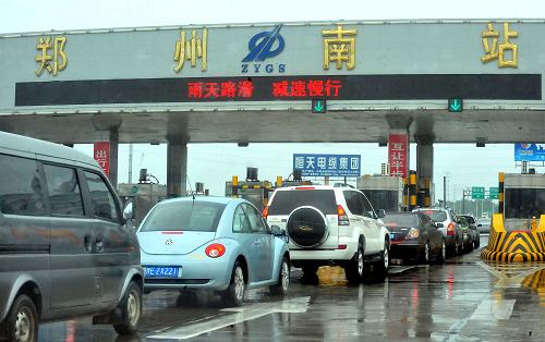 8月1日,鄭州繞城高速公路的一個(gè)入口外,車輛排隊(duì)通過收費(fèi)站。 根據(jù)河南省交通運(yùn)輸廳和鄭州市政府的一項(xiàng)聯(lián)合決定,從8月1日起,所有豫A牌照的10座以下的小型客車行駛鄭州繞城高速公路,按照不高于原通行費(fèi)收費(fèi)標(biāo)準(zhǔn)的30%收取通行費(fèi)。為方便市民繳費(fèi),按照1元、5元和10元三個(gè)標(biāo)準(zhǔn)收取。 鄭州繞城高速公路總長106公里,被稱為鄭州市的“五環(huán)”。通行費(fèi)的大幅降低,不僅減輕了市民負(fù)擔(dān),也有望使目前繞城高速日車流量提高1倍以上,緩解了市區(qū)堵車的壓力。 新華社記者 王頌 攝