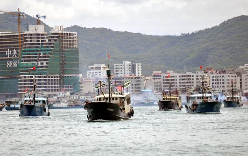 南海伏季休漁結(jié)束 海南9914艘漁船出海作業(yè) 8月1日,漁船從三亞港出海作業(yè)。 當(dāng)日,歷時(shí)兩個(gè)半月的南海伏季休漁結(jié)束,海南省9914艘漁船出海作業(yè)。 新華社記者 侯建森 攝