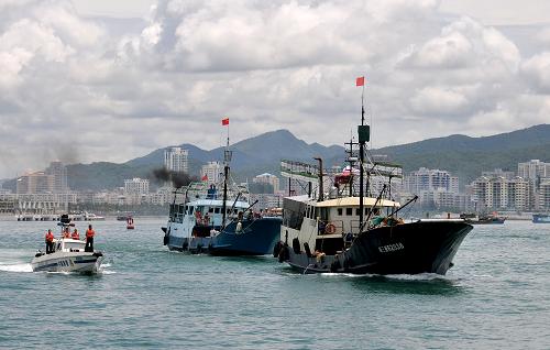 8月1日,三亞漁船在海南公安邊防總隊(duì)海警二支隊(duì)官兵的引領(lǐng)下出海捕魚。 當(dāng)日,歷時(shí)兩個(gè)半月的南海伏季休漁結(jié)束,海南省9914艘漁船出海作業(yè)。 新華社記者 侯建森 攝