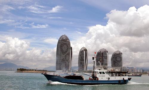 8月1日,三亞一艘漁船出海捕魚。 當(dāng)日,歷時(shí)兩個(gè)半月的南海伏季休漁結(jié)束,海南省9914艘漁船出海作業(yè)。 新華社記者 侯建森 攝