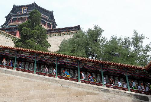 俄羅斯中小學(xué)生參觀頤和園 8月1日,俄羅斯小朋友在參觀頤和園。 當(dāng)日,450名來(lái)華參加夏令營(yíng)的俄羅斯中小學(xué)生在俄方工作人員的陪同下參觀頤和園。作為中國(guó)國(guó)家主席胡錦濤的小客人,他們于7月30日抵京,開(kāi)始了為期12天的中國(guó)之旅。據(jù)了解,在華期間,俄羅斯夏令營(yíng)代表團(tuán)將參觀游覽北京、上海和大連三地的歷史文化景觀,并與三地的中國(guó)學(xué)生開(kāi)展聯(lián)歡、聯(lián)誼活動(dòng),了解和學(xué)習(xí)中國(guó)的傳統(tǒng)文化。 新華社記者 金立旺 攝