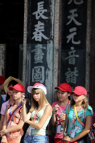 8月1日,俄羅斯小朋友在頤和園觀看中國(guó)傳統(tǒng)舞蹈表演。 當(dāng)日,450名來(lái)華參加夏令營(yíng)的俄羅斯中小學(xué)生在俄方工作人員的陪同下參觀頤和園。作為中國(guó)國(guó)家主席胡錦濤的小客人,他們于7月30日抵京,開(kāi)始了為期12天的中國(guó)之旅。據(jù)了解,在華期間,俄羅斯夏令營(yíng)代表團(tuán)將參觀游覽北京、上海和大連三地的歷史文化景觀,并與三地的中國(guó)學(xué)生開(kāi)展聯(lián)歡、聯(lián)誼活動(dòng),了解和學(xué)習(xí)中國(guó)的傳統(tǒng)文化。 新華社記者 金立旺 攝