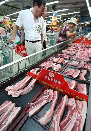 市民在江蘇省南通市一家超市內(nèi)選購豬肉(8月7日攝)。 國家統(tǒng)計局9日發(fā)布數(shù)據(jù),7月份我國CPI同比上漲6.5%,環(huán)比上漲0.5%。其中食品價格同比上漲14.8%,豬肉價格同比上漲56.7%。 新華社發(fā)(丁曉春 攝)