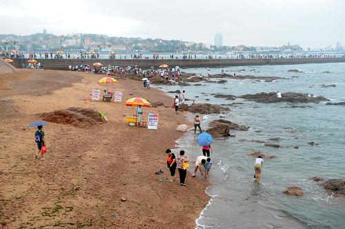 8月12日,游客在曾經(jīng)綠潮較為嚴(yán)重的青島棧橋景區(qū)海邊游玩。 國(guó)家海洋局北海預(yù)報(bào)中心根據(jù)8月10日的監(jiān)測(cè)資料綜合分析,青島管轄海域滸苔綠潮覆蓋面積約7平方公里,分布面積約575平方公里。按照《青島市海洋大型藻類(lèi)災(zāi)害應(yīng)急處置工作預(yù)案》,青島市滸苔災(zāi)害應(yīng)急指揮部于8月11日解除青島市海洋大型藻類(lèi)(滸苔)災(zāi)害應(yīng)急處置工作預(yù)案Ⅳ級(jí)應(yīng)急響應(yīng)程序。 新華社記者 李紫恒 攝