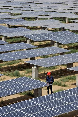 寧夏發(fā)電集團(tuán)高沙窩光伏電站的工作人員在巡視光伏太陽(yáng)能電池板的工作情況(8月4日攝)。 位于寧夏鹽池縣高沙窩鎮(zhèn)的寧夏發(fā)電集團(tuán)高沙窩光伏電站一期10兆瓦工程自2009年8月建成后已并網(wǎng)發(fā)電8.6兆瓦。據(jù)了解,該光伏電站總規(guī)劃容量150兆瓦,投資4.8億元,采取跟蹤裝置太陽(yáng)能電池板,結(jié)合戈壁環(huán)境下豐富的光照資源,預(yù)計(jì)項(xiàng)目建成后年利用時(shí)間在1814小時(shí)到2015小時(shí)之間。 新華社記者 王鵬 攝