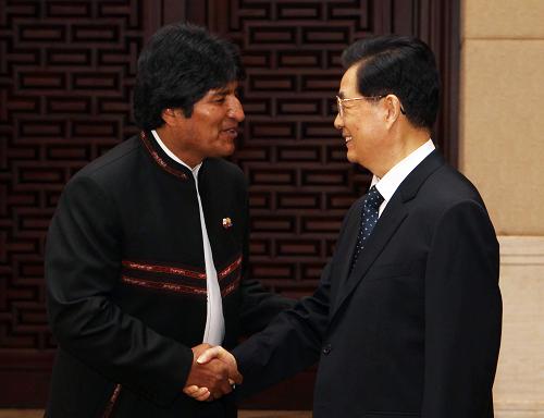 8月12日,國(guó)家主席胡錦濤在深圳會(huì)見前來出席第26屆世界大學(xué)生夏季運(yùn)動(dòng)會(huì)的玻利維亞總統(tǒng)莫拉萊斯。 新華社記者蘭紅光攝