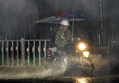 受“南瑪都”影響 福建晉江降暴雨 8月30日凌晨,福建晉江降暴雨,市民冒雨在積水的道路上騎車前行。 受熱帶風(fēng)暴“南瑪都”影響,福建沿海地區(qū)普降大到暴雨,中部沿海部分縣市出現(xiàn)大暴雨。“南瑪都”于30日5時(shí)減弱為熱帶風(fēng)暴,預(yù)計(jì)將于30下午到夜里在莆田至漳浦一帶沿海登陸。 新華社發(fā)