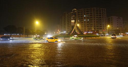 8月30日凌晨,暴雨襲擊福建晉江,市區(qū)多個(gè)路段由于排水不暢積水嚴(yán)重。 受熱帶風(fēng)暴“南瑪都”影響,福建沿海地區(qū)普降大到暴雨,中部沿海部分縣市出現(xiàn)大暴雨。“南瑪都”于30日5時(shí)減弱為熱帶風(fēng)暴,預(yù)計(jì)將于30下午到夜里在莆田至漳浦一帶沿海登陸。 新華社發(fā)