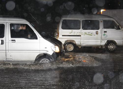 8月30日凌晨,福建晉江遭暴雨襲擊,車輛在積水的街道上行駛。 受熱帶風(fēng)暴“南瑪都”影響,福建沿海地區(qū)普降大到暴雨,中部沿海部分縣市出現(xiàn)大暴雨。“南瑪都”于30日5時(shí)減弱為熱帶風(fēng)暴,預(yù)計(jì)將于30下午到夜里在莆田至漳浦一帶沿海登陸。 新華社發(fā)
