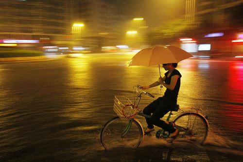 8月30日凌晨,福建晉江降暴雨,市民冒雨在積水的道路上騎車前行。 受熱帶風(fēng)暴“南瑪都”影響,福建沿海地區(qū)普降大到暴雨,中部沿海部分縣市出現(xiàn)大暴雨。“南瑪都”于30日5時(shí)減弱為熱帶風(fēng)暴,預(yù)計(jì)將于30下午到夜里在莆田至漳浦一帶沿海登陸。 新華社發(fā)