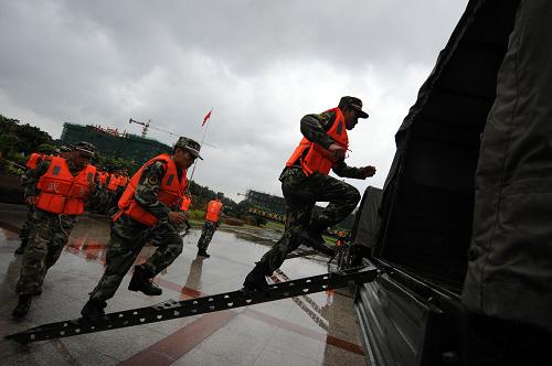 福建武警整裝待發(fā)迎戰(zhàn)“南瑪都” 8月30日,武警福建總隊直屬支隊官兵緊急出動,迎戰(zhàn)“南瑪都”。 當(dāng)日7時,福建省氣象臺發(fā)布臺風(fēng)黃色預(yù)警信號稱,今年第11號強熱帶風(fēng)暴“南瑪都”于30日5時減弱為熱帶風(fēng)暴,盡管風(fēng)力降級,但其風(fēng)雨影響仍將持續(xù)至9月初。武警福建總隊直屬支隊官兵緊急出動,迎戰(zhàn)“南瑪都”。 新華社記者 彭張青 攝
