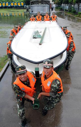 8月30日,武警福建總隊直屬支隊官兵快速拖掛沖鋒舟,迎戰(zhàn)“南瑪都”。 當(dāng)日7時,福建省氣象臺發(fā)布臺風(fēng)黃色預(yù)警信號稱,今年第11號強熱帶風(fēng)暴“南瑪都”于30日5時減弱為熱帶風(fēng)暴,盡管風(fēng)力降級,但其風(fēng)雨影響仍將持續(xù)至9月初。武警福建總隊直屬支隊官兵緊急出動,迎戰(zhàn)“南瑪都”。 新華社記者 彭張青 攝
