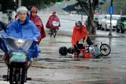 8月31日,一名福州市民在雨中不慎滑倒。 今年第11號(hào)熱帶風(fēng)暴“南瑪都”于8月31日2時(shí)20分在福建晉江市登陸。登陸時(shí)中心最大風(fēng)力8級(jí)(20米/秒)。預(yù)計(jì)未來(lái)一段時(shí)間仍將在晉江市沿海一帶徘徊。 新華社記者張國(guó)俊攝
