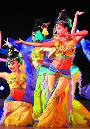 莫高神韻 大美敦煌 8月30日晚,演員在“敦煌行·絲綢之路國(guó)際旅游節(jié)”閉幕式暨“大美敦煌”大型文藝演出中表演。 當(dāng)日,大型文藝晚會(huì)《大美敦煌》在甘肅敦煌市莫高窟舉行,美侖美奐的敦煌樂(lè)舞在數(shù)字化的特效燈光映襯下“復(fù)活”了敦煌壁畫(huà)故事,觀眾仿佛徜徉在文化歷史的長(zhǎng)河。 新華社發(fā)(張維賢 攝)
