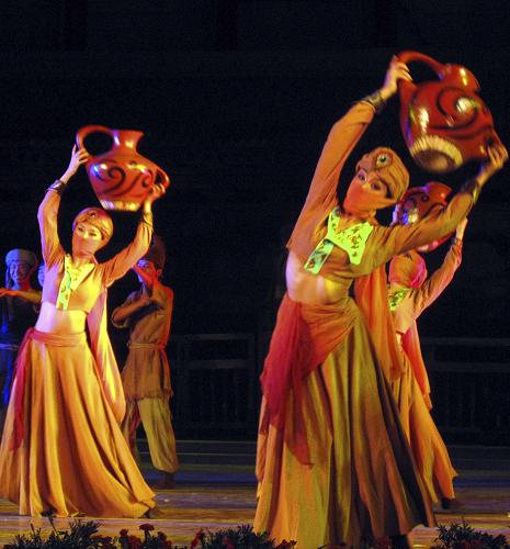 8月30日晚,演員在“敦煌行·絲綢之路國(guó)際旅游節(jié)”閉幕式暨“大美敦煌”大型文藝演出中表演。 當(dāng)日,大型文藝晚會(huì)《大美敦煌》在甘肅敦煌市莫高窟舉行,美侖美奐的敦煌樂(lè)舞在數(shù)字化的特效燈光映襯下“復(fù)活”了敦煌壁畫(huà)故事,觀眾仿佛徜徉在文化歷史的長(zhǎng)河。 新華社發(fā)(張維賢 攝)