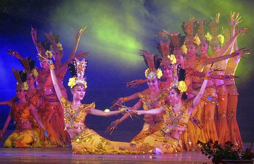 8月30日晚,演員在“敦煌行·絲綢之路國(guó)際旅游節(jié)”閉幕式暨“大美敦煌”大型文藝演出中表演。 當(dāng)日,大型文藝晚會(huì)《大美敦煌》在甘肅敦煌市莫高窟舉行,美侖美奐的敦煌樂(lè)舞在數(shù)字化的特效燈光映襯下“復(fù)活”了敦煌壁畫(huà)故事,觀眾仿佛徜徉在文化歷史的長(zhǎng)河。 新華社發(fā)(張維賢 攝)
