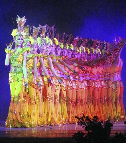 8月30日晚,演員在“敦煌行·絲綢之路國(guó)際旅游節(jié)”閉幕式暨“大美敦煌”大型文藝演出中表演。 當(dāng)日,大型文藝晚會(huì)《大美敦煌》在甘肅敦煌市莫高窟舉行,美侖美奐的敦煌樂(lè)舞在數(shù)字化的特效燈光映襯下“復(fù)活”了敦煌壁畫(huà)故事,觀眾仿佛徜徉在文化歷史的長(zhǎng)河。 新華社發(fā)(張維賢 攝)