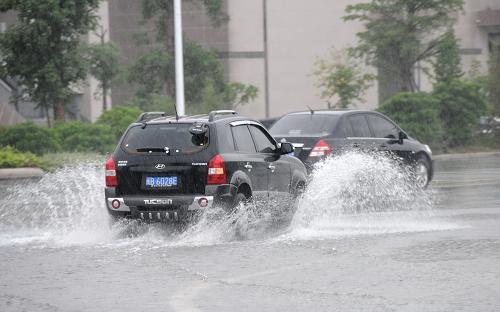 8月31日,一輛越野車雨中在市區(qū)拐彎時(shí)濺起一片水花。 今年第11號(hào)熱帶風(fēng)暴“南瑪都”于8月31日2時(shí)20分在福建晉江市登陸。登陸時(shí)中心最大風(fēng)力8級(jí)(20米/秒)。預(yù)計(jì)未來(lái)一段時(shí)間仍將在晉江市沿海一帶徘徊。 新華社記者 林善傳 攝