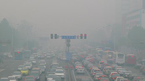 中央氣象臺(tái)繼續(xù)發(fā)布大霧預(yù)警 10月10日早晨,山東濟(jì)南市區(qū)被霧氣籠罩,路上車(chē)輛行駛緩慢。 當(dāng)日6時(shí),中央氣象臺(tái)繼續(xù)發(fā)布大霧藍(lán)色預(yù)警,預(yù)計(jì),今天早晨到上午,我國(guó)中東部大部分地區(qū)等仍將霧氣彌漫。 新華社發(fā)