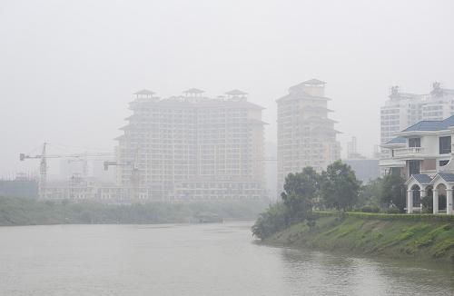 10月10日早晨,海南瓊海萬(wàn)泉河畔霧色迷蒙。 當(dāng)日6時(shí),中央氣象臺(tái)繼續(xù)發(fā)布大霧藍(lán)色預(yù)警,預(yù)計(jì),今天早晨到上午,我國(guó)中東部大部分地區(qū)等仍將霧氣彌漫。 新華社發(fā)(蒙鐘德 攝)